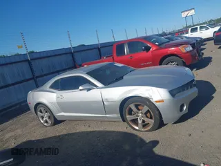 2010 Chevrolet Camaro 1LT z VIN 2G1FB1EV1A9167966, wystawiony jako IAAI lot #42014509 z przebiegiem 213 321 mil mil oraz . Historia ofert i sprzedaży dostępna na DreamBid. Obrazek 12.