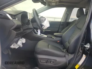 2025 Toyota RAV4 Hybrid XLE Premium z VIN JTMB6RFV9SD154846, wystawiony jako Copart lot #51107595 z przebiegiem 1 908 mil mil oraz Szkoda całkowita • Salvage title. Historia ofert i sprzedaży dostępna na DreamBid. Obrazek 7.