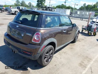 2011 MINI Hardtop S z VIN WMWSV3C52BTY15379, wystawiony jako IAAI lot #42331928 z przebiegiem 121 187 mil mil oraz . Historia ofert i sprzedaży dostępna na DreamBid. Obrazek 4.