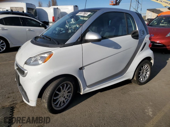 2013 Smart fortwo Passion z VIN WMEEJ9AA6DK725631, wystawiony jako Copart lot #85617364 z przebiegiem Nie podano mil oraz Tytuł czysty. Historia ofert i sprzedaży dostępna na DreamBid. Obrazek 1.