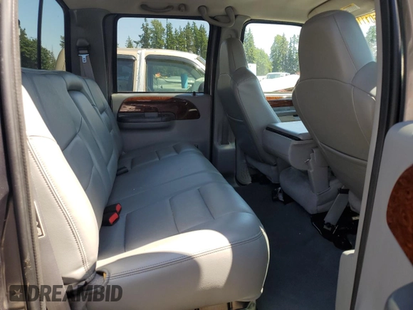 2003 Ford F-250 XL z VIN 1FTNW20P83ED87806, wystawiony jako Copart lot #60111895 z przebiegiem 107 949 mil mil oraz Czysty tytuł • Clean title. Historia ofert i sprzedaży dostępna na DreamBid. Obrazek 10.