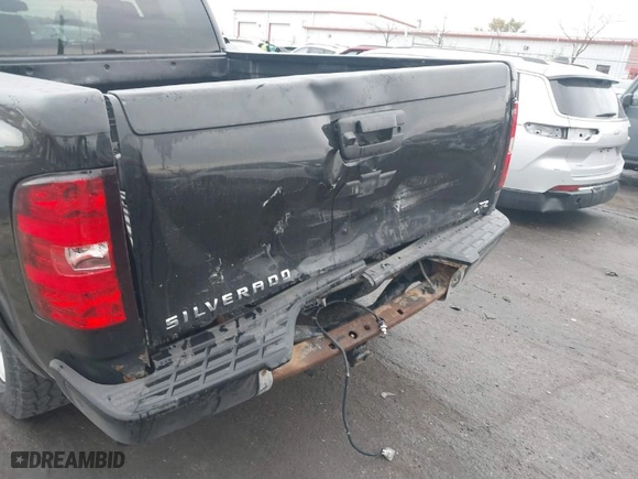 2008 Chevrolet Silverado 1500 LT w/1LT with VIN 2GCEK190181186026, listed as a IAAI auction lot 40695869 with 146,514 mi miles. Bid and sale history available at carsss.com. Image 6.