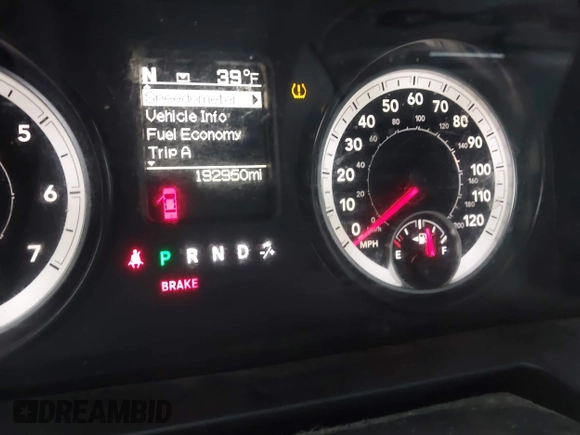 2015 Ram 1500 Express z VIN 1C6RR7KT6FS600572, wystawiony jako IAAI lot #41531984 z przebiegiem 192 950 mil mil oraz . Historia ofert i sprzedaży dostępna na DreamBid. Obrazek 7.