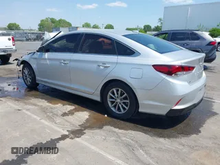 2018 Hyundai Sonata SE z VIN 5NPE24AF9JH613622, wystawiony jako IAAI lot #42071395 z przebiegiem 107 820 mil mil oraz . Historia ofert i sprzedaży dostępna na DreamBid. Obrazek 3.