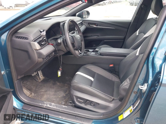 2025 Toyota Camry LE z VIN 4T1DAACK4SU518573, wystawiony jako IAAI lot #42368770 z przebiegiem 30 727 mil mil oraz . Historia ofert i sprzedaży dostępna na DreamBid. Obrazek 5.