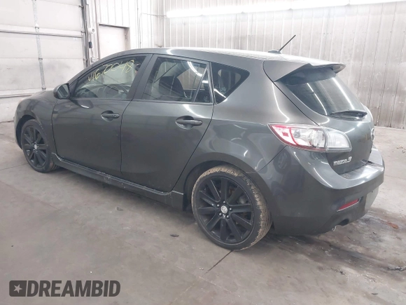 2011 Mazda 3 S Grand Touring z VIN JM1BL1M53B1432526, wystawiony jako IAAI lot #41670048 z przebiegiem 105 407 mil mil oraz . Historia ofert i sprzedaży dostępna na DreamBid. Obrazek 3.