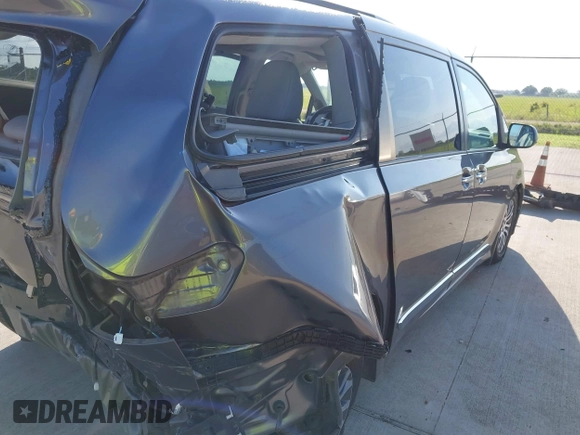 2018 Toyota Sienna XLE Auto Access Seat z VIN 5TDYZ3DC1JS904646, wystawiony jako IAAI lot #42400532 z przebiegiem 106 338 mil mil oraz . Historia ofert i sprzedaży dostępna na DreamBid. Obrazek 18.