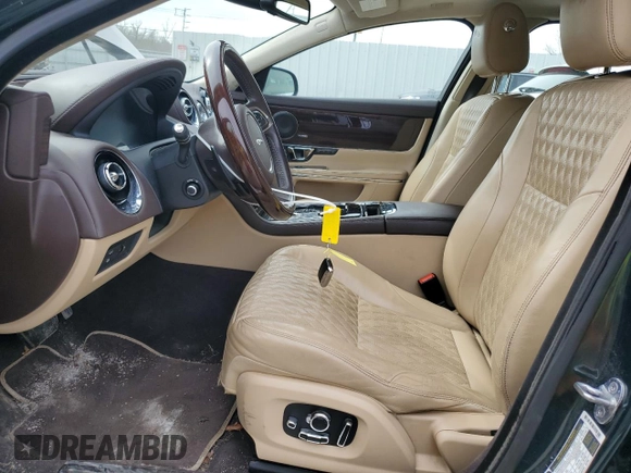 2016 Jaguar XJ Portfolio z VIN SAJWJ2GD0G8V92850, wystawiony jako Copart lot #47844065 z przebiegiem 99 652 mil mil oraz Szkoda całkowita • Salvage title. Historia ofert i sprzedaży dostępna na DreamBid. Obrazek 7.