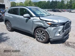 2023 Toyota Corolla Cross XLE z VIN 7MUDAABGXPV076689, wystawiony jako IAAI lot #42370023 z przebiegiem 36 247 mil mil oraz . Historia ofert i sprzedaży dostępna na DreamBid. Obrazek 1.
