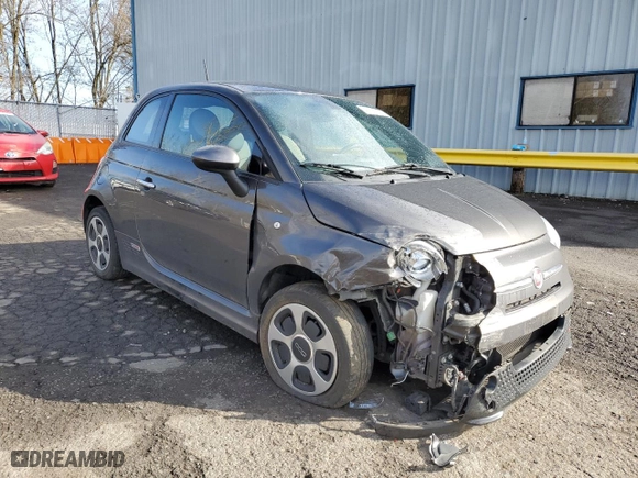 2016 FIAT 500e with VIN 3C3CFFGE2GT113725, listed as a Copart auction lot 47973665 with 29,806 mi miles and Salvage Title. Bid and sale history available at carsss.com. Image 4.