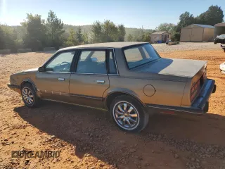 1985 Chevrolet Celebrity z VIN 2G1AW19R2F1120933, wystawiony jako Copart lot #75407474 z przebiegiem 78 007 mil mil oraz Szkody całkowita. Historia ofert i sprzedaży dostępna na DreamBid. Obrazek 2.