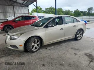 2014 Chevrolet Cruze 2LT z VIN 1G1PE5SB1E7126936, wystawiony jako Copart lot #60434425 z przebiegiem 161 099 mil mil oraz Czysty tytuł • Clean title. Historia ofert i sprzedaży dostępna na DreamBid. Obrazek 1.