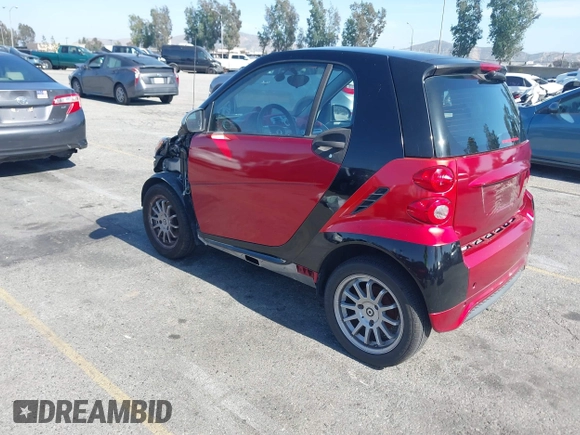 2013 Smart fortwo Pure z VIN WMEEJ3BAXDK632221, wystawiony jako IAAI lot #42243706 z przebiegiem 75 815 mil mil oraz . Historia ofert i sprzedaży dostępna na DreamBid. Obrazek 3.