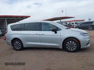 2024 Chrysler Pacifica Hybrid Select z VIN 2C4RC1S78RR188462, wystawiony jako IAAI lot #41813616 z przebiegiem 18 589 mil mil oraz . Historia ofert i sprzedaży dostępna na DreamBid. Obrazek 12.