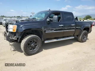 2011 GMC Sierra 2500HD Denali z VIN 1GT125C81BF255687, wystawiony jako Copart lot #53979045 z przebiegiem 122 055 mil mil oraz Szkoda całkowita • Salvage title. Historia ofert i sprzedaży dostępna na DreamBid. Obrazek 1.