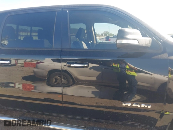 2020 Ram 1500 Big Horn z VIN 1C6SRFFT7LN137051, wystawiony jako IAAI lot #41839681 z przebiegiem 45 385 mil mil oraz . Historia ofert i sprzedaży dostępna na DreamBid. Obrazek 13.