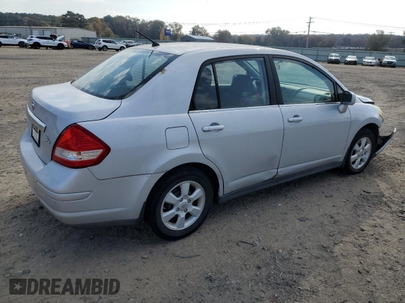2007 Nissan Versa SL z VIN 3N1BC11EX7L454398, wystawiony jako Copart lot #78073444 z przebiegiem 94 568 mil mil oraz Szkoda całkowita • Salvage title. Historia ofert i sprzedaży dostępna na DreamBid. Obrazek 3.