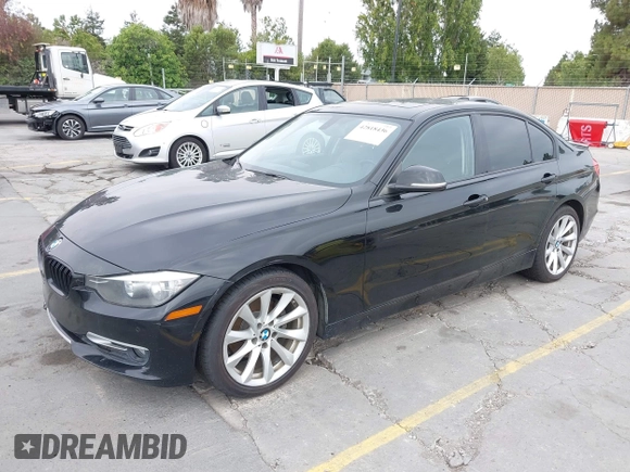 2013 BMW 3 Series 328i z VIN WBA3C1G52DNR47221, wystawiony jako IAAI lot #42818436 z przebiegiem 131 021 mil mil oraz . Historia ofert i sprzedaży dostępna na DreamBid. Obrazek 2.