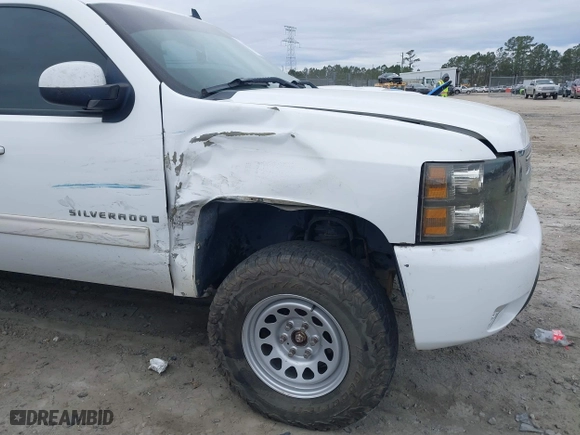 2009 Chevrolet Silverado 1500 LTZ with VIN 3GCEK33MX9G111454, listed as a IAAI auction lot 41148492 with 303,878 mi miles. Bid and sale history available at carsss.com. Image 17.