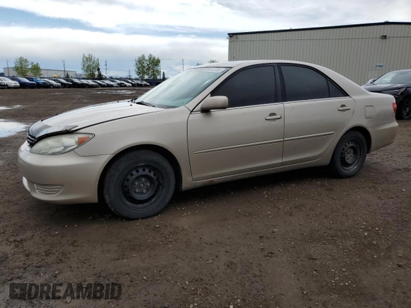 2005 Toyota Camry STD z VIN 4T1BE32K55U505585, wystawiony jako Copart lot #56913705 z przebiegiem 361 943 mil mil oraz Czysty tytuł • Clean title. Historia ofert i sprzedaży dostępna na DreamBid. Obrazek 1.