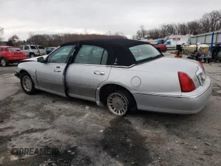 2001 Lincoln Town Car Cartier z VIN 1LNHM83W81Y629753, wystawiony jako Copart lot #36916024 z przebiegiem 150 875 mil mil oraz Szkoda całkowita • Salvage title. Historia ofert i sprzedaży dostępna na DreamBid. Obrazek 2.