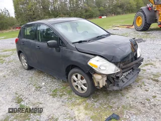 2009 Nissan Versa SL z VIN 3N1BC13E49L488417, wystawiony jako IAAI lot #41943795 z przebiegiem 221 010 mil mil oraz . Historia ofert i sprzedaży dostępna na DreamBid. Obrazek 1.