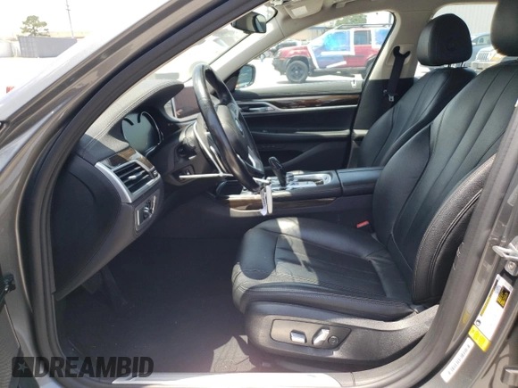 2019 BMW 7 Series 740i z VIN WBA7E2C56KB454602, wystawiony jako Copart lot #56591244 z przebiegiem Nie podano mil oraz Czysty tytuł • Clean title. Historia ofert i sprzedaży dostępna na DreamBid. Obrazek 7.