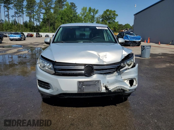 2012 Volkswagen Tiguan SE z VIN WVGAV7AX6CW543053, wystawiony jako Copart lot #53160825 z przebiegiem 167 185 mil mil oraz Szkody całkowita. Historia ofert i sprzedaży dostępna na DreamBid. Obrazek 5.