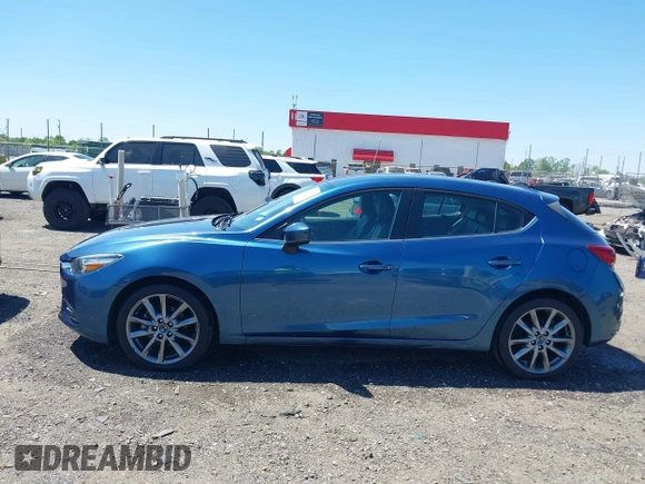 2018 Mazda 3 Touring z VIN 3MZBN1L38JM185142, wystawiony jako IAAI lot #42004450 z przebiegiem 172 096 mil mil oraz . Historia ofert i sprzedaży dostępna na DreamBid. Obrazek 14.