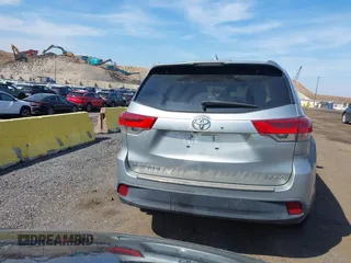 2018 Toyota Highlander LE с VIN 5TDBZRFH2JS499320, выставлен на аукционе IAAI как лот 42099889 с пробегом 642 396 миль миль и . История ставок и продаж доступна на DreamBid. Изображение 16.
