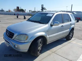 2001 Mercedes-Benz M 320/430/500 z VIN 4JGAB72E21A253005, wystawiony jako IAAI lot #42337921 z przebiegiem 171 529 mil mil oraz . Historia ofert i sprzedaży dostępna na DreamBid. Obrazek 19.