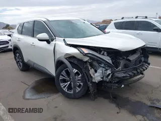 2023 Nissan Rogue SV z VIN JN8BT3BA7PW429557, wystawiony jako IAAI lot #41568340 z przebiegiem 12 894 mil mil oraz . Historia ofert i sprzedaży dostępna na DreamBid. Obrazek 1.