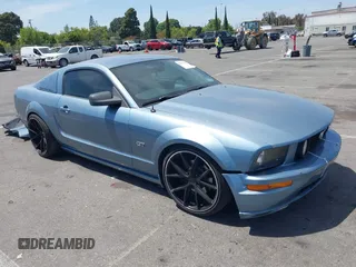 2005 Ford Mustang GT Deluxe z VIN 1ZVHT82H755105069, wystawiony jako IAAI lot #42333244 z przebiegiem 141 682 mil mil oraz . Historia ofert i sprzedaży dostępna na DreamBid. Obrazek 1.