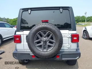 2024 Jeep Wrangler Sport S z VIN 1C4PJXDG1RW304993, wystawiony jako IAAI lot #42387509 z przebiegiem 6 987 mil mil oraz . Historia ofert i sprzedaży dostępna na DreamBid. Obrazek 16.