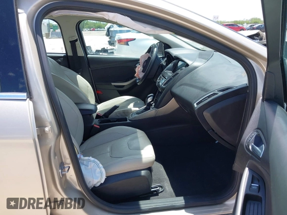 2018 Ford Focus Titanium z VIN 1FADP3N25JL279623, wystawiony jako IAAI lot #42534936 z przebiegiem 74 440 mil mil oraz . Historia ofert i sprzedaży dostępna na DreamBid. Obrazek 5.