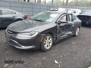 2015 Chrysler 200 Limited z VIN 1C3CCCAB9FN535883, wystawiony jako IAAI lot #42182217 z przebiegiem 115 639 mil mil oraz . Historia ofert i sprzedaży dostępna na DreamBid. Obrazek 2.