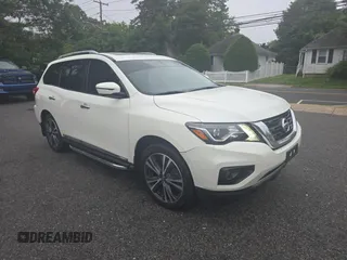2020 Nissan Pathfinder Platinum z VIN 5N1DR2DM1LC579451, wystawiony jako Copart lot #61667215 z przebiegiem 131 641 mil mil oraz Czysty tytuł • Clean title. Historia ofert i sprzedaży dostępna na DreamBid. Obrazek 1.