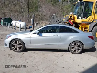 2014 Mercedes-Benz E-Class E 350 with VIN WDDKJ8JB2EF237510, listed as a IAAI auction lot 42122701 with 137,649 mi miles. Bid and sale history available at carsss.com. Image 15.