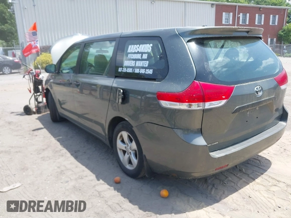 2012 Toyota Sienna z VIN 5TDZK3DC8CS274703, wystawiony jako IAAI lot #39643784 z przebiegiem 111 572 mil mil oraz . Historia ofert i sprzedaży dostępna na DreamBid. Obrazek 3.
