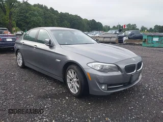 2011 BMW 5 Series 535i xDrive z VIN WBAFU7C5XBDU53730, wystawiony jako IAAI lot #40130391 z przebiegiem 202 980 mil mil oraz . Historia ofert i sprzedaży dostępna na DreamBid. Obrazek 1.