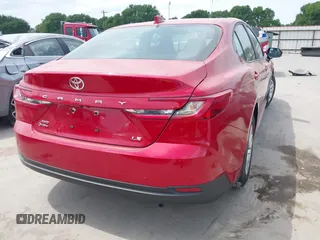 2025 Toyota Camry LE z VIN 4T1DBADK7SU012621, wystawiony jako IAAI lot #42034225 z przebiegiem 351 mil mil oraz . Historia ofert i sprzedaży dostępna na DreamBid. Obrazek 4.