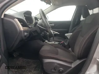 2017 Jeep Cherokee Latitude z VIN 1C4PJLCB3HW535908, wystawiony jako Copart lot #57887185 z przebiegiem 79 782 mil mil oraz Szkoda całkowita • Salvage title. Historia ofert i sprzedaży dostępna na DreamBid. Obrazek 7.