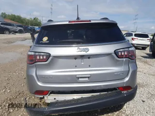 2019 Jeep Compass Latitude z VIN 3C4NJDBB4KT641523, wystawiony jako Copart lot #56635905 z przebiegiem Nie podano mil oraz Szkoda całkowita • Salvage title. Historia ofert i sprzedaży dostępna na DreamBid. Obrazek 6.