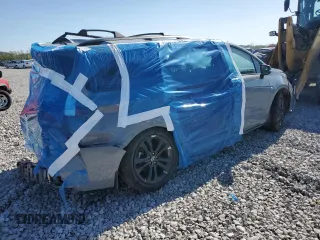 2025 Toyota Sienna LE z VIN 5TDCRKEC1SS230177, wystawiony jako Copart lot #52207015 z przebiegiem 10 052 mil mil oraz Szkoda całkowita • Salvage title. Historia ofert i sprzedaży dostępna na DreamBid. Obrazek 3.