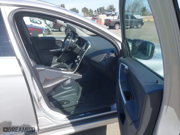2015 Volvo XC60 T5 with VIN YV4612RK0F2721534, listed as a IAAI auction lot 41621524 with NaN miles. Bid and sale history available at carsss.com. Image 5.