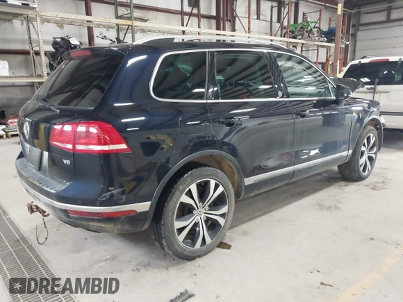 2017 Volkswagen Touareg Wolfsburg Edition z VIN WVGRF7BP0HD003232, wystawiony jako IAAI lot #41985161 z przebiegiem 165 850 mil mil oraz . Historia ofert i sprzedaży dostępna na DreamBid. Obrazek 4.