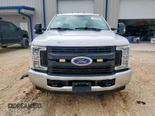 2019 Ford F-350 XL z VIN 1FD8W3GT9KEG78069, wystawiony jako Copart lot #58207075 z przebiegiem 105 315 mil mil oraz Czysty tytuł • Clean title. Historia ofert i sprzedaży dostępna na DreamBid. Obrazek 5.