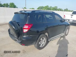 2010 Toyota RAV4 z VIN JTMZF4DV2AD017346, wystawiony jako IAAI lot #42641598 z przebiegiem 237 460 mil mil oraz . Historia ofert i sprzedaży dostępna na DreamBid. Obrazek 4.