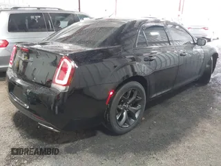 2021 Chrysler 300 S z VIN 2C3CCABG0MH554276, wystawiony jako IAAI lot #42156919 z przebiegiem 99 111 mil mil oraz . Historia ofert i sprzedaży dostępna na DreamBid. Obrazek 4.