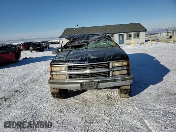 1996 Chevrolet Suburban z VIN 1GNFK16R0TJ417592, wystawiony jako Copart lot #42424015 z przebiegiem 238 536 mil mil oraz Czysty tytuł • Clean title. Historia ofert i sprzedaży dostępna na DreamBid. Obrazek 12.